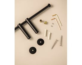 Cosmic Logic toiletpapirholder i mat sort, vist med tilbehør til montering som skruer og rawlplugs.