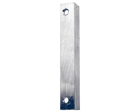 Assa Abloy vinklet slutblik 802002 t/1608 med lang, sølvfarvet profil og to huller, set skråt forfra.