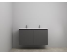 Sanibell Online møbelsæt i mat antracit, 121x46,5 cm, med dobbelt vask og to grebsfrie softclose låger på grå væg.