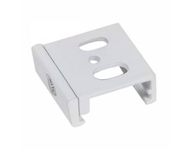 Hvid installationsklips fra SpectrumLED til 3-fasede skinner, set skråt med aflange monteringshuller.