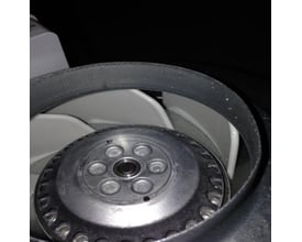 Nærbillede af motoren og vingerne på en Lindab CK200A1 kanalventilator, viser den indvendige konstruktion.