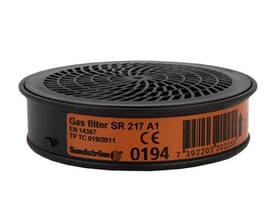 Sundström gasfilter SR 217 A1 med CE mærke og stregkode på en orange etiket, monteret i sort plasthus.