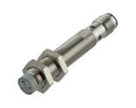 Carlo Gavazzi M12 induktivaftaster med IO-Link, PNP NO og 8 mm rækkevidde, vist skråt med gevind og møtrikker.