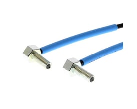 Omron E32-LT11N retroreflekterende fiberoptiske sensorhoveder med M4 sekskantet bagside og integreret linse, heraf et synligt på hvid baggrund.