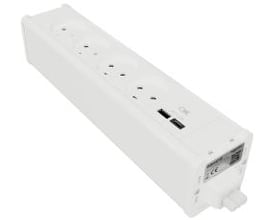 Hvid møbelboks fra Lauritz Knudsen med 4 stikkontakter samt USB A og C indgange, monteret på et skrivebord.