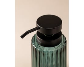 Nærbillede af Cosmic fritstående sæbedispenser i grøn glas med riflet overflade og sort pumpe.