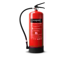 Rød Housegard trykvandsslukker på 9 liter med sort bund og slange, vist isoleret på hvid baggrund.