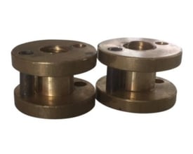 To Dana Standard gevindbøsninger i gråjern, en let model, som illustrerer deres design med flanger og indvendig gevind.