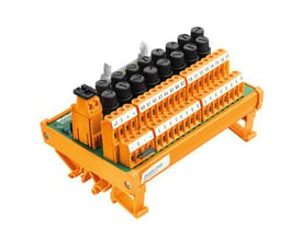 Weidmüller LM2NZF interfacemodul med relæ set skråt forfra med orange klemmer og sorte skruekapsler.