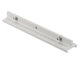 Nordic Aluminium Global 3F SKB 18-3 langt, hvidt wirebeslag i aluminium set skråt med to synlige skruer.
