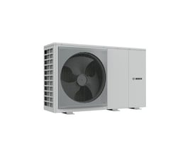 Bosch Compress 2000 AWF 8 R-S luft-til-vand-varmepumpe på 8 kW set skråt forfra med den store ventilator synlig.
