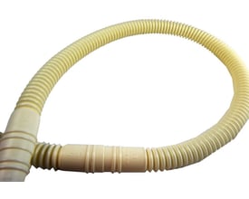 Fleksibel afløbsslange flex på 16 mm og 50 meter i lys beige med ribbet slange og glat samling.