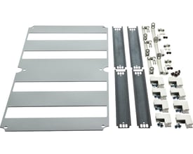 Fibox DIN-indsats med afstandsstykker, DIN-skinner og dækplade, alt i grå plast og metal.