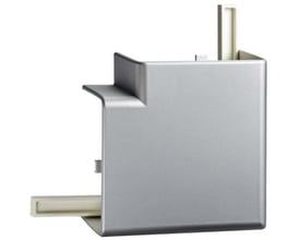 Lauritz Knudsen OptiLine 45 fladvinkel i aluminium, 140mm bred og 90 graders vinkel, med integrerede clips til installation.