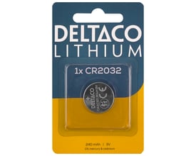 DELTACO CR2032-litiumbatteri på gul og blå blisterpakning med synligt 3 V og 240 mAh.
