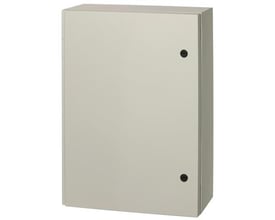 Fibox CABP vægskab i grå polyester (RAL7032) med mål 735x535x270 mm og IP66-klassificering.