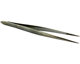 Steritool rustfri kirurgisk pincet på 115 mm, med afrundet spids og savtakkede kæber, ideel til præcisionsarbejde.