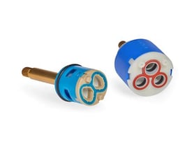 To blå og hvide keramikpatroner med messingstifter til udendørs bruser, isoleret på hvid baggrund.