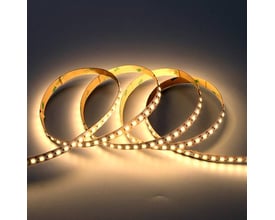Fleksibelt Ansell Lighting K-Cell LED bånd på 5 meter, 2700K varmt lys, viklet op i blød belysning.