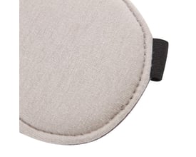 Nærbillede af Travel Blue Luxury Eye Mask, viser den lysegrå bomuldsstruktur og syninger.