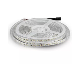V-Tac stænktæt LED-strip på en hvid rulle med synlige lysdioder og tilslutningsstik, 5 meter lang.