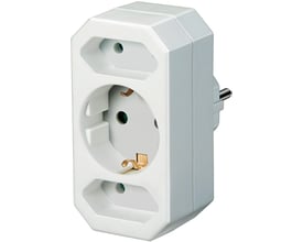 Hvidt Brennenstuhl-grenstik med ét jordet udtag og to Europlug-udtag, set skråt forfra med stikket synligt bagpå.