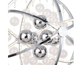 Nielsen Light Galaxy loftlampe i krom med 3000K lys, fremstillet af stål og glas med klare kugledetaljer.