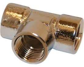 Forkromet messing T-stykke med 3/4" gevind, velegnet til VVS-installationer og rørkoblinger.