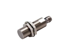 Omron E2E-X8B2L18-M1 induktiv sensor i forniklet messing med M18 gevind og M12 konnektor, vist på hvid baggrund.