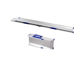 Etac Perfolight sammenklappelig rampe i 2 dele, 200 cm lang, vist udfoldet og foldet sammen med blå håndtag.