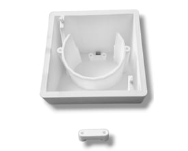 LightSolutions Wall Display bordstander til Shelly i hvid, 3D-printet design, set ovenfra med en ekstra del på bordet.