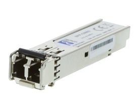 DELTACO SFP-modul SFP-HP110 i gråt metalhus, set skråt forfra med de dobbelte LC-tilslutninger synlige.