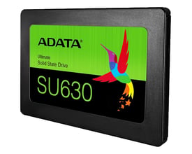 Sort ADATA Ultimate SU630 SSD på 960 GB i 2,5-tommers format, set skråt forfra med grøn og sort etiket.