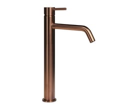 Elegant etgrebs håndvaskarmatur i børstet bronze. Høj model med et moderne design og en praktisk kold start funktion.