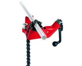Nærbillede af Ridgid BC610 kæderørholder i rød støbejern med et lysegråt metalrør, der viser kæberne og rørstøtten.