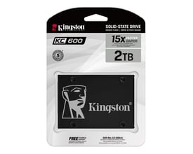Kingston KC600 2,5" SATA SSD med 2048 GB ses i sort og grå emballage, hvor selve drevet er synligt.