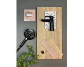 Moodboard for badeværelsesmøbelpakke fra Dansani Mido+, med varm eg, sort armatur, og terrazzo detaljer.