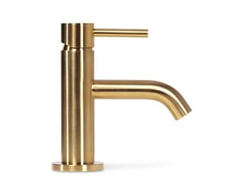 Elegant servantearmatur i børstet guld med moderne design og vandbesparende funktion på 6 l/min.