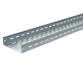 Detaljeret view af Legrand P31 MFS kabelbakke, der viser dens perforerede sider og galvaniserede ståloverflade, sat i et hvidt studie.