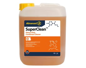 Fem liters dunk med Advanced SuperClean Heavy-Duty Condenser Cleaner. Rensemidlet er orangebrunt og dunken har et gult skruelåg og et blåt mærkat med produktinformation.