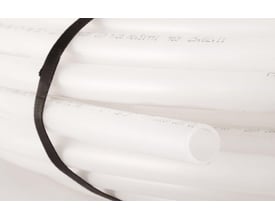 Unico gulvvarmerør på 20 mm med 2 mm tykkelse og 5 lags konstruktion, rullet på 600 meter og holdt sammen af et sort bånd.