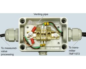 Siemens samledåse 7MF1572 til transmitter med åbent låg, viser tilslutningsklemmer og ventilationrør.