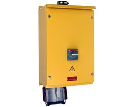 Gul el-boks med CEE stikkontakt 160A, 6h, IP67, 3P+PE og en drejekontakt på fronten med advarselsskilt.