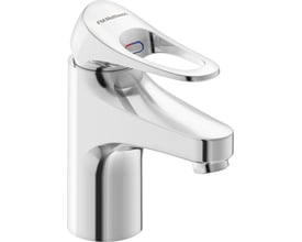 FM Mattsson 9000XE håndvaskarmatur i krom med ét greb, med indgraveret logo og detaljer for varmt og koldt vand.