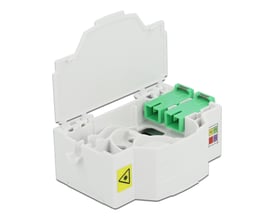 Åben DeLock fiberoptisk samledåse, der viser indvendige pladser til to grønne LC Duplex fiberadaptere.