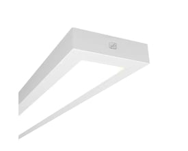 Ansell Lighting Gemini lineært armatur med hvid ramme og lang mikroprismatisk afskærmning, set skråt nedefra.