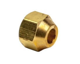 Messing kravemøtrik til ½" kobberrør, designet for kravesamlinger på varmepumper, med nøglestørrelse 26.