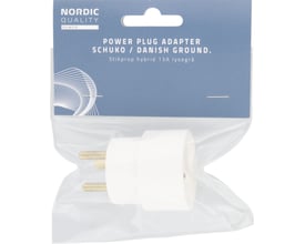 Nordic Quality hybrid stikprop til konvertering fra Schuko til dansk jordforbindelse i hvid. Pakken viser produktet og mærket.
