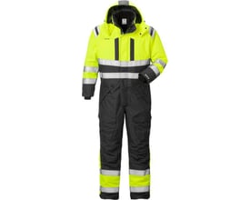 Kansas Fristads Hi-Vis vinterkedeldragt i gul og sort med reflekser, vist forfra med lynlås og lommer.