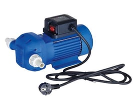 Blå 230V membranpumpe til AdBlue, vand og kølevæske med en flowhastighed på 30 l/min og 1" tilslutning.